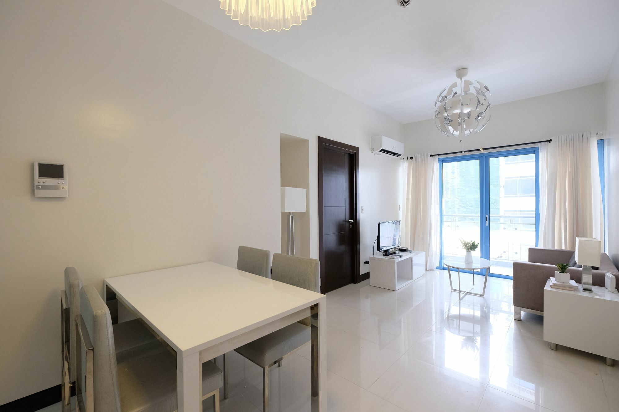 Csuites At Two Central Residences Makati City Exterior foto
