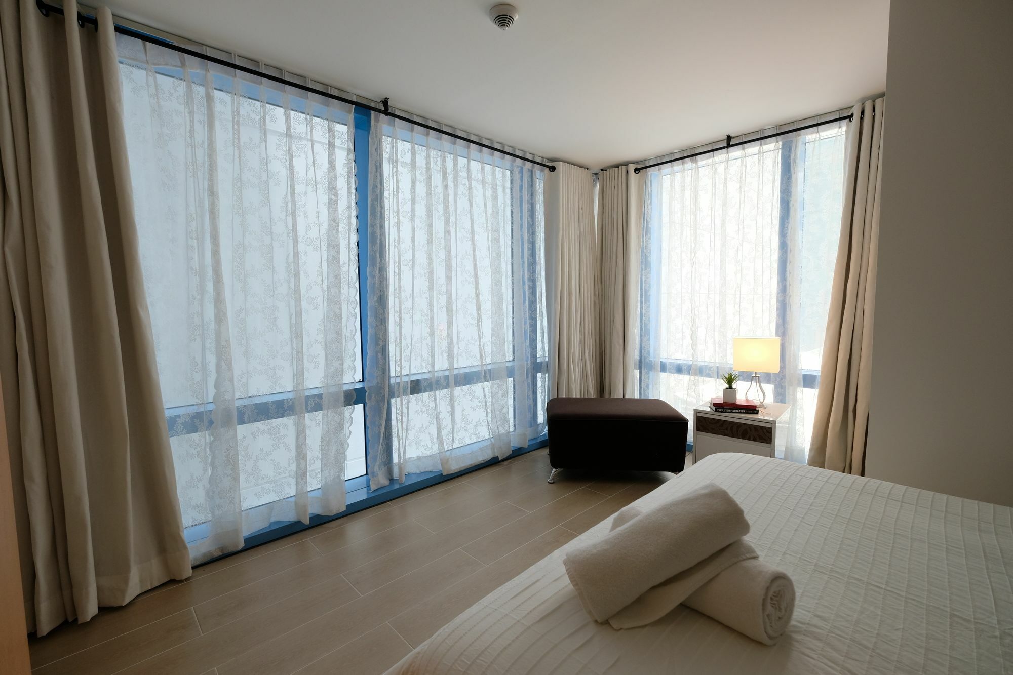 Csuites At Two Central Residences Makati City Exterior foto