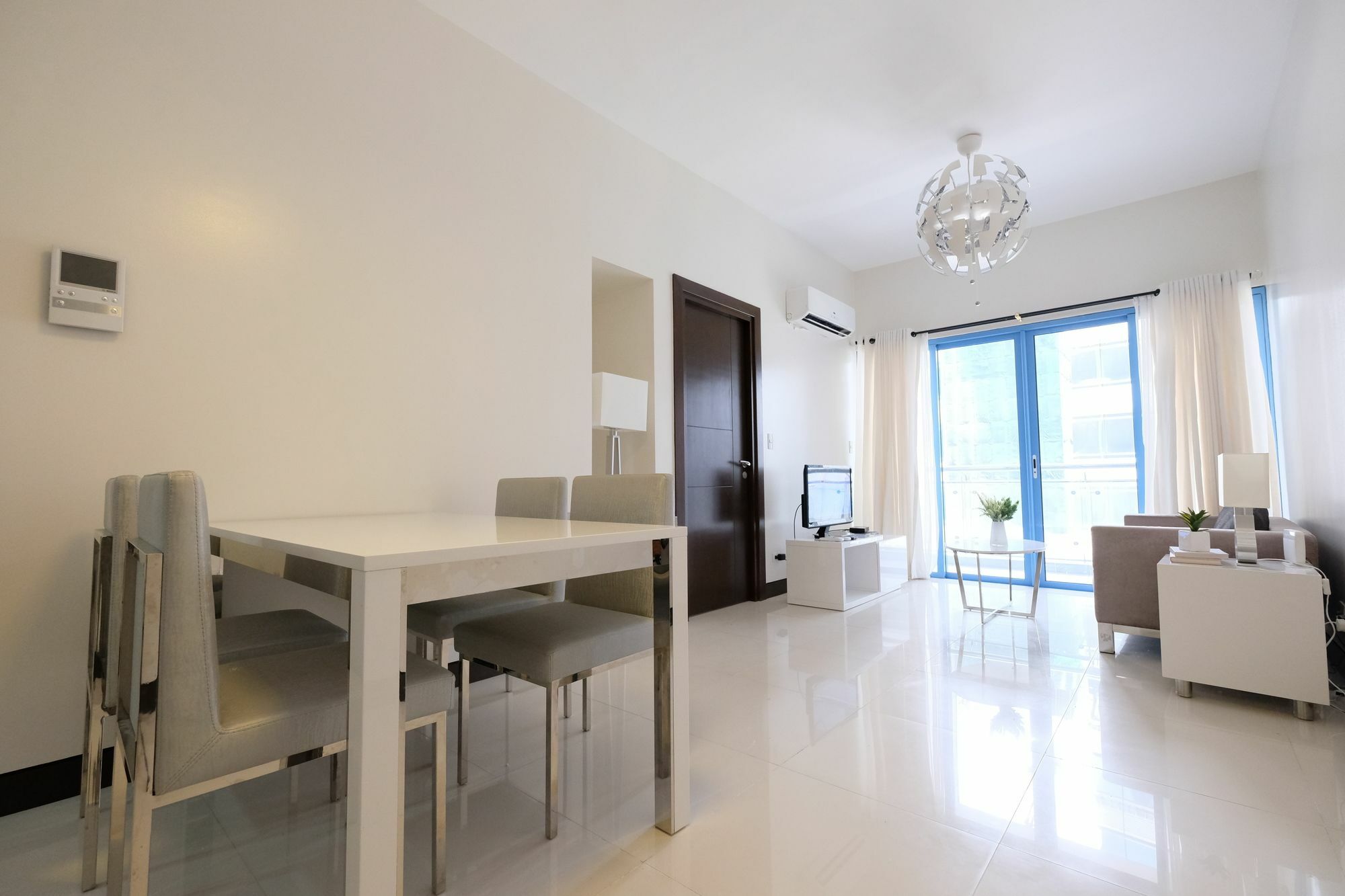 Csuites At Two Central Residences Makati City Exterior foto