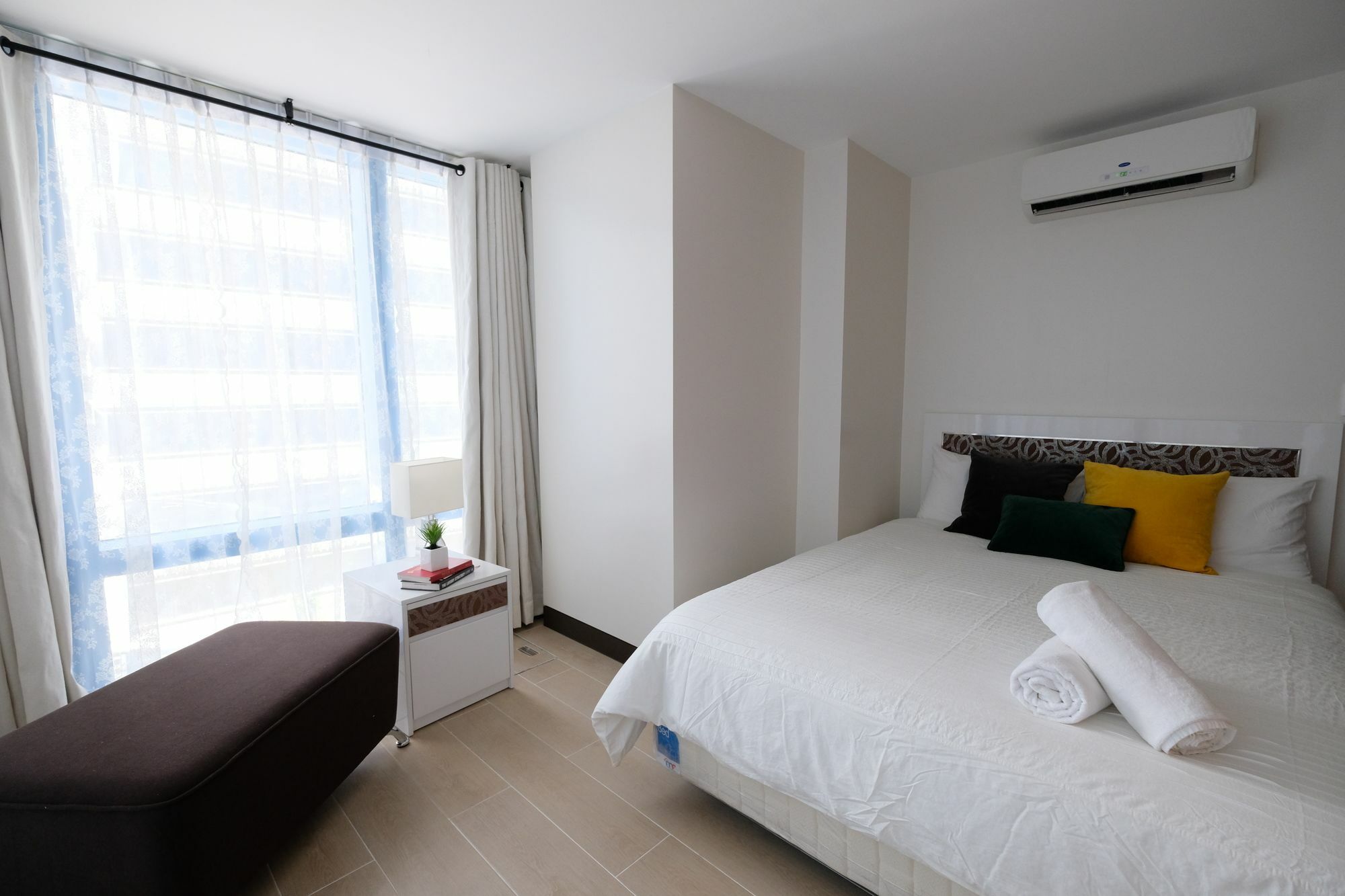 Csuites At Two Central Residences Makati City Exterior foto
