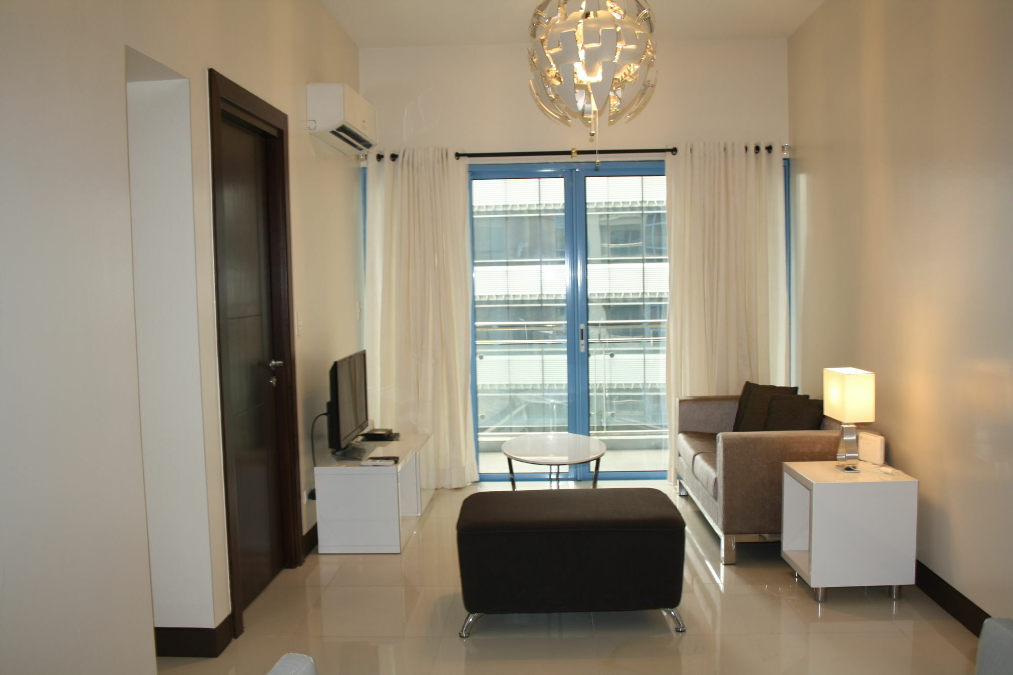Csuites At Two Central Residences Makati City Exterior foto