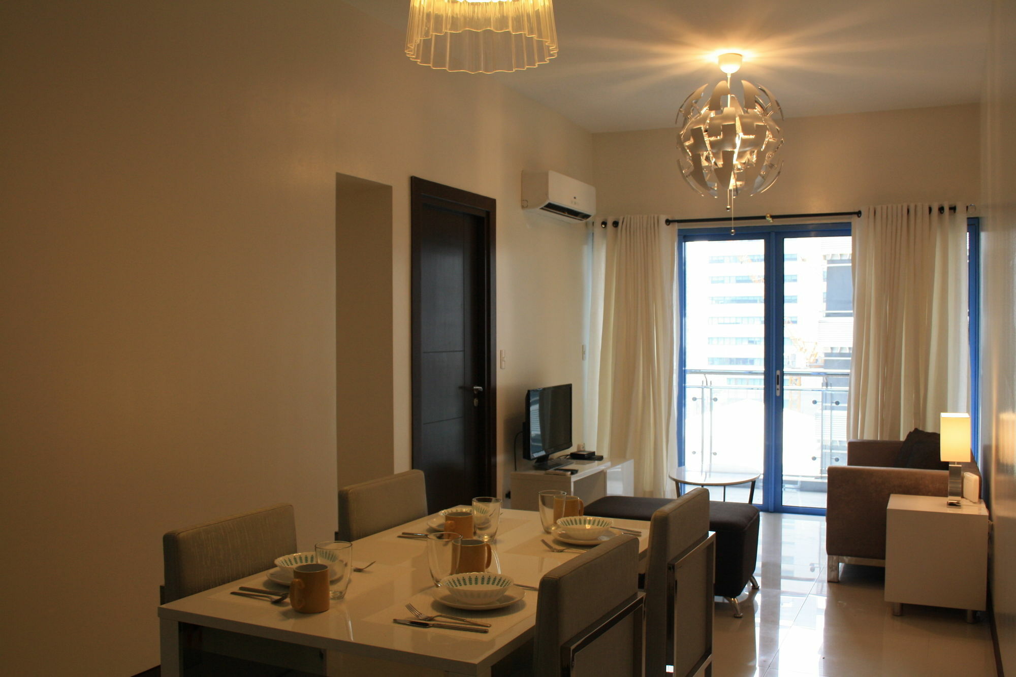 Csuites At Two Central Residences Makati City Exterior foto